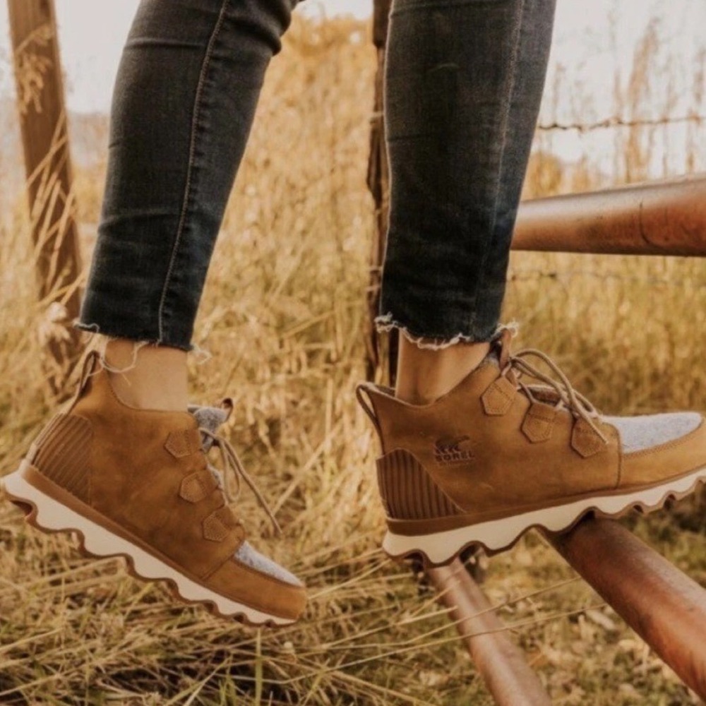 Sorel Boots Women's Kinetic Caribou Leather Waterproof Lace Up Camel Brown 6.5